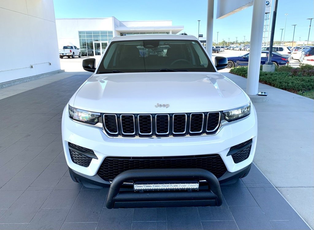 Used 2023 Jeep Grand Cherokee Laredo image 2