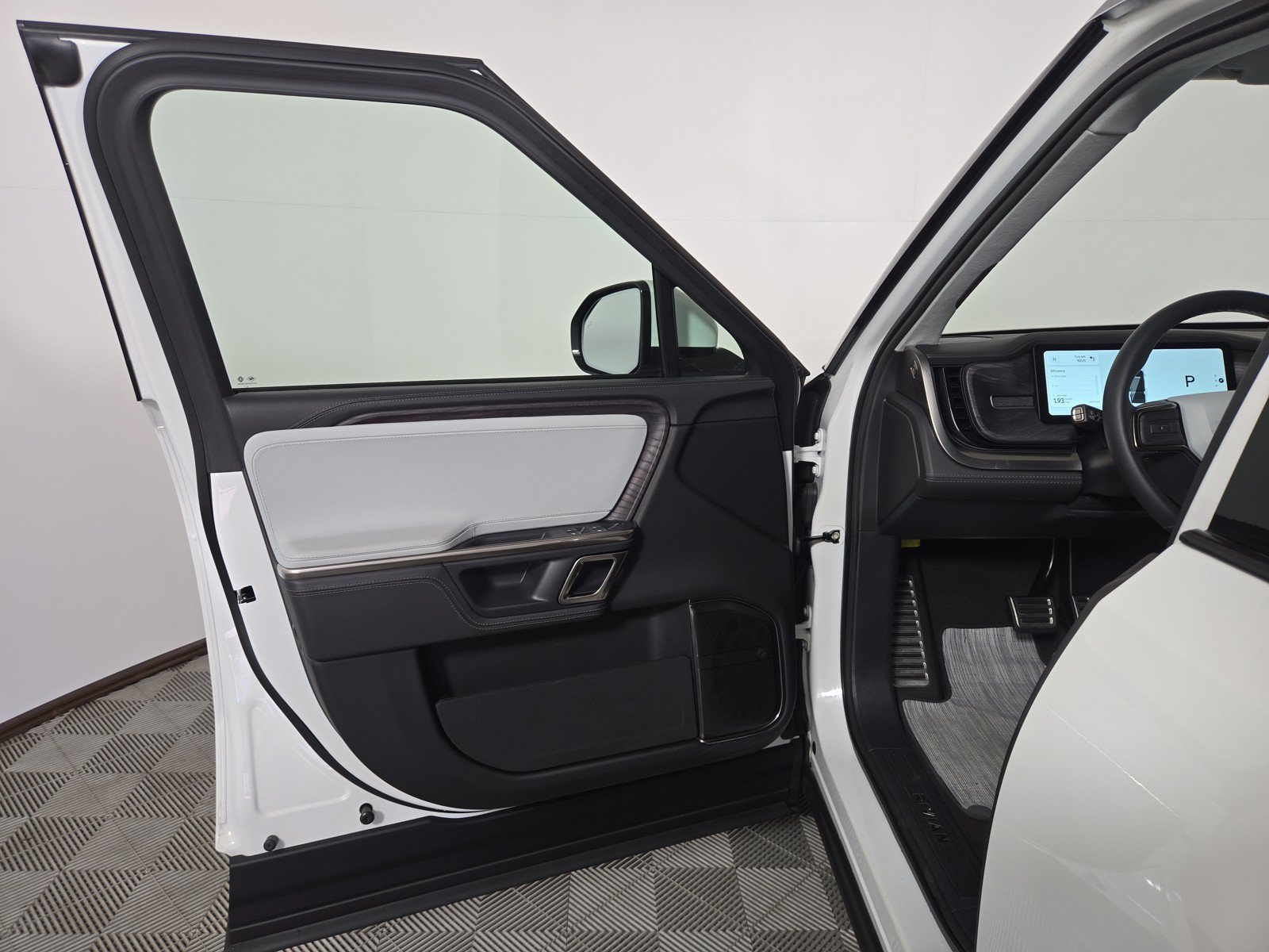 Used 2023 Rivian R1S Launch Edition AWD/4WD image 16