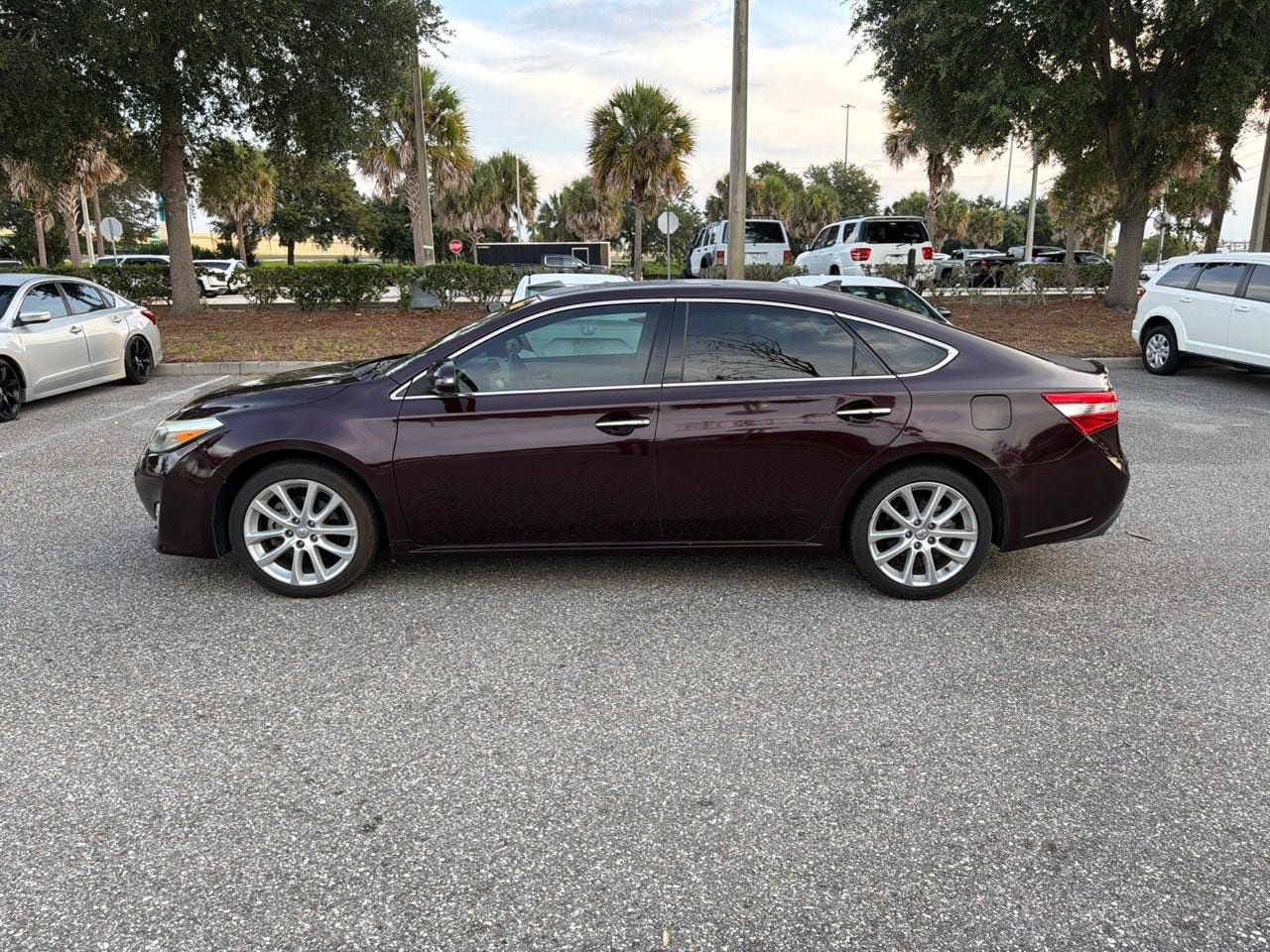 Used 2015 Toyota Avalon Limited w/ Technology Package FWD image 2