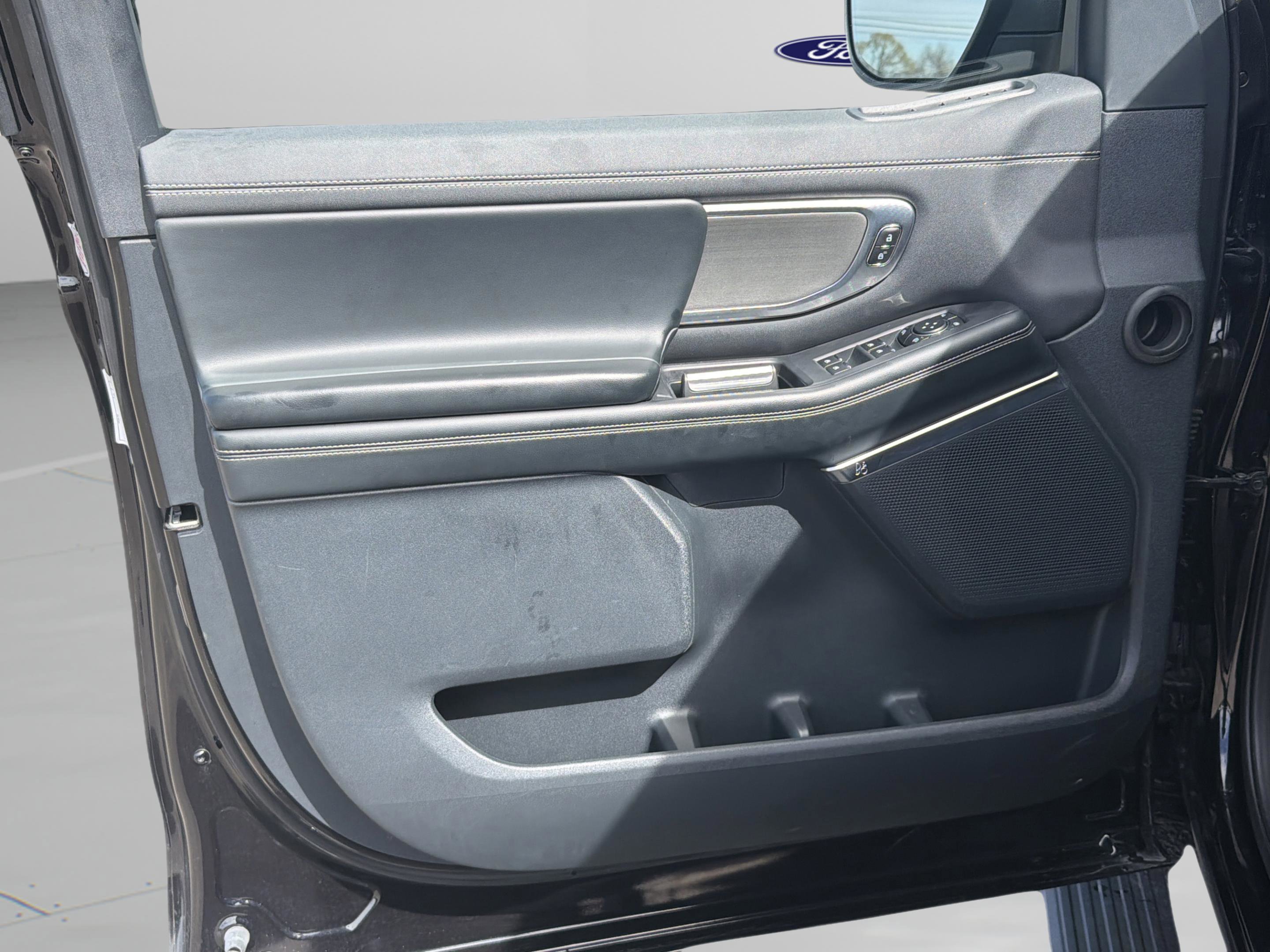 Used 2025 Ford Expedition Platinum image 32