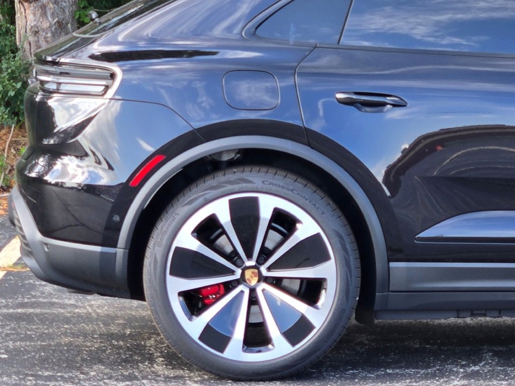 New 2025 Porsche Macan 4S Electric image 14