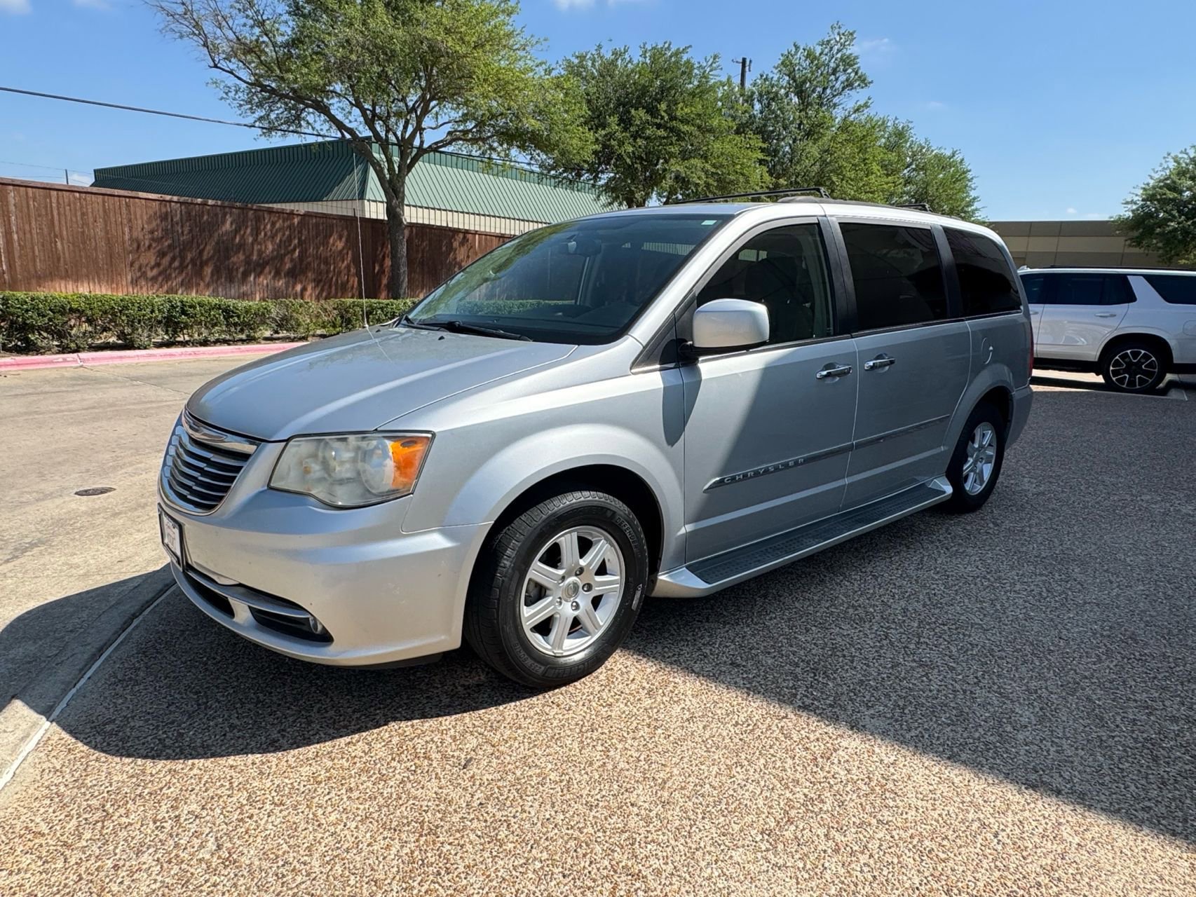 Used 2012 Chrysler Town & Country Touring w/ Entertainment Group #1 FWD image 12