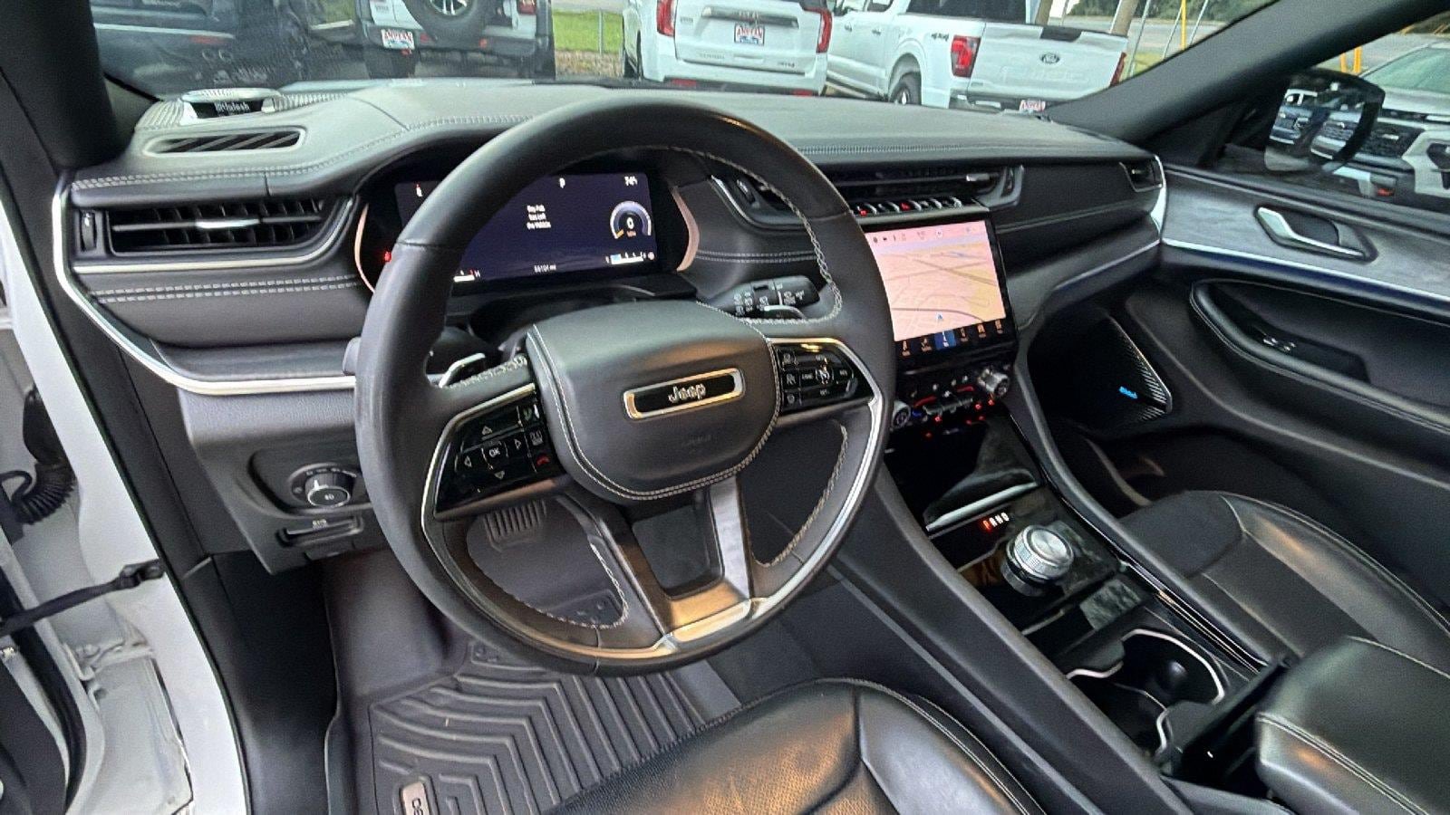 Used 2023 Jeep Grand Cherokee Overland RWD image 4