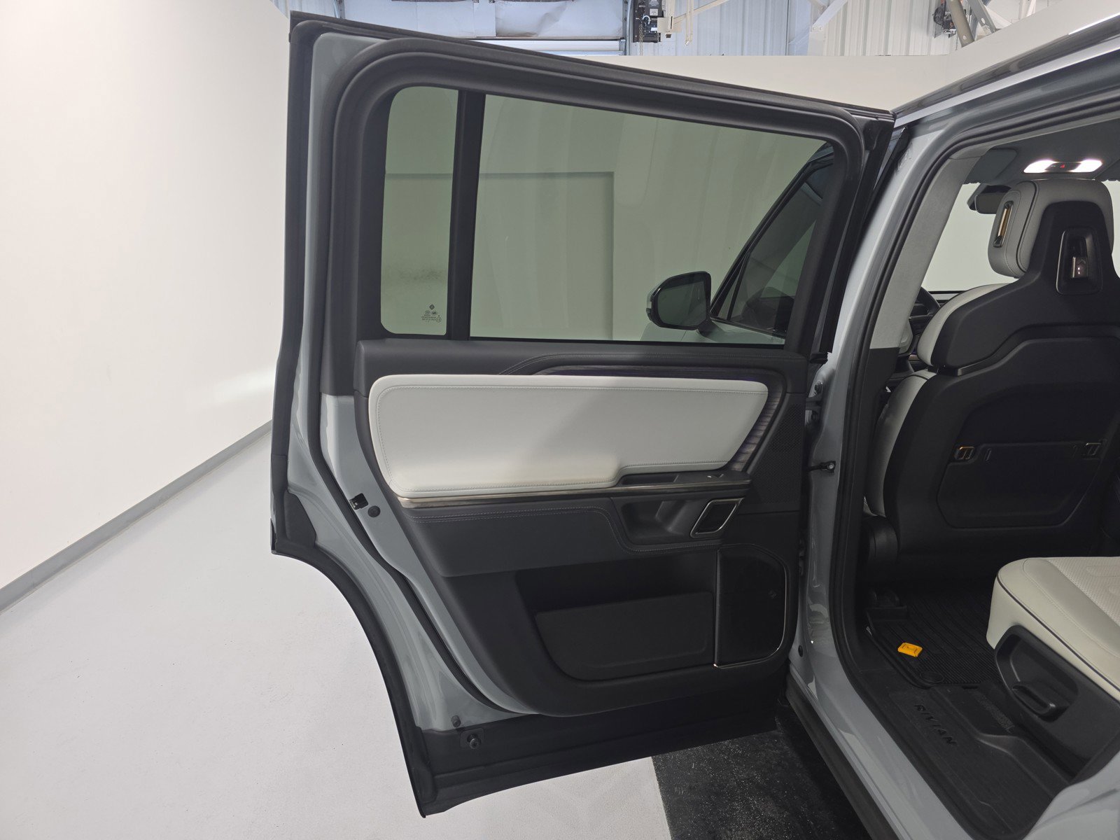 Used 2024 Rivian R1S Adventure AWD/4WD image 17