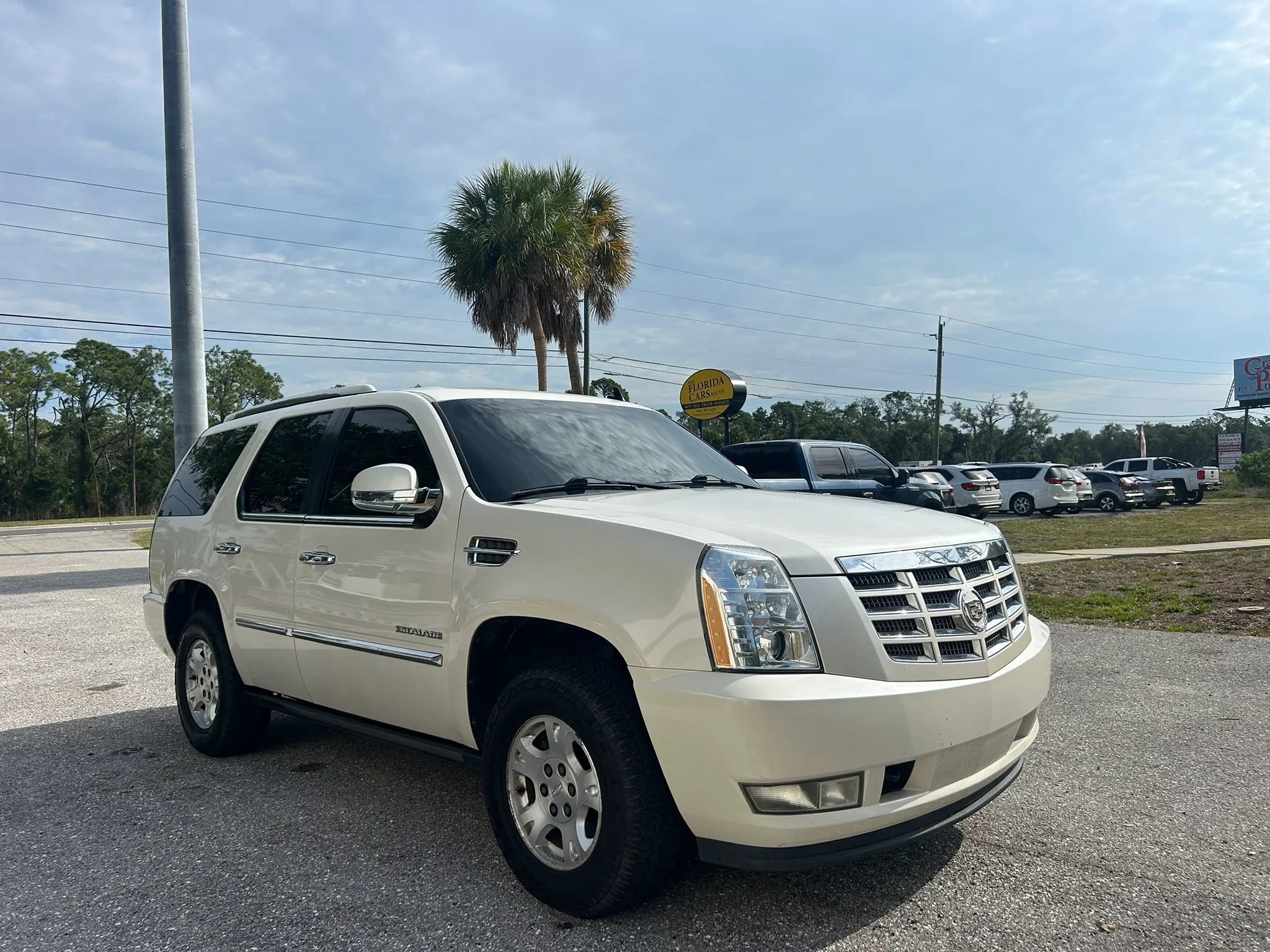 Used 2011 Cadillac Escalade Premium RWD image 1