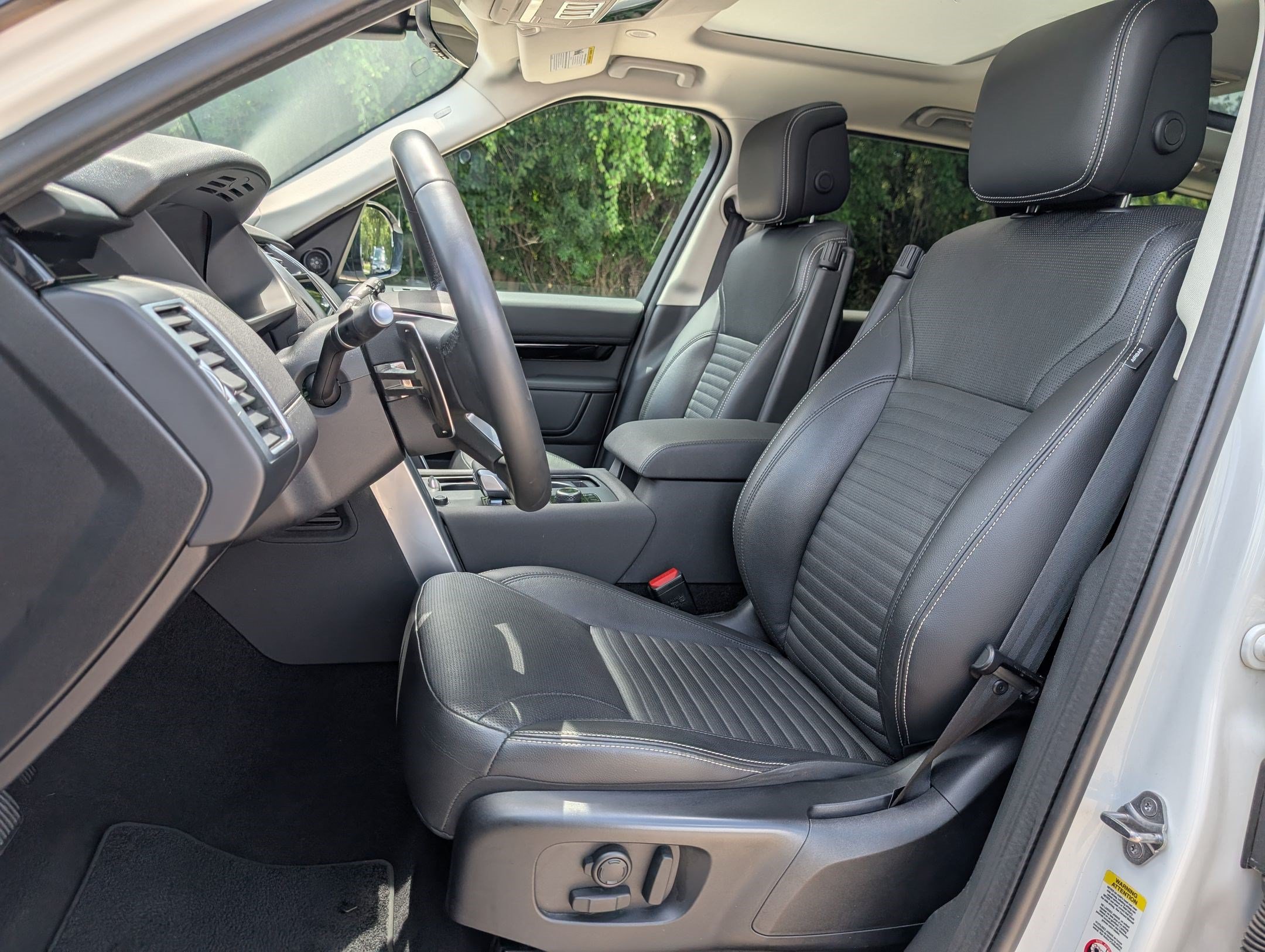 Used 2024 Land Rover Discovery S AWD/4WD image 5