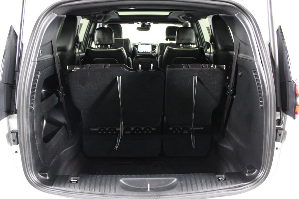 Used 2025 Chrysler Pacifica Limited image 14