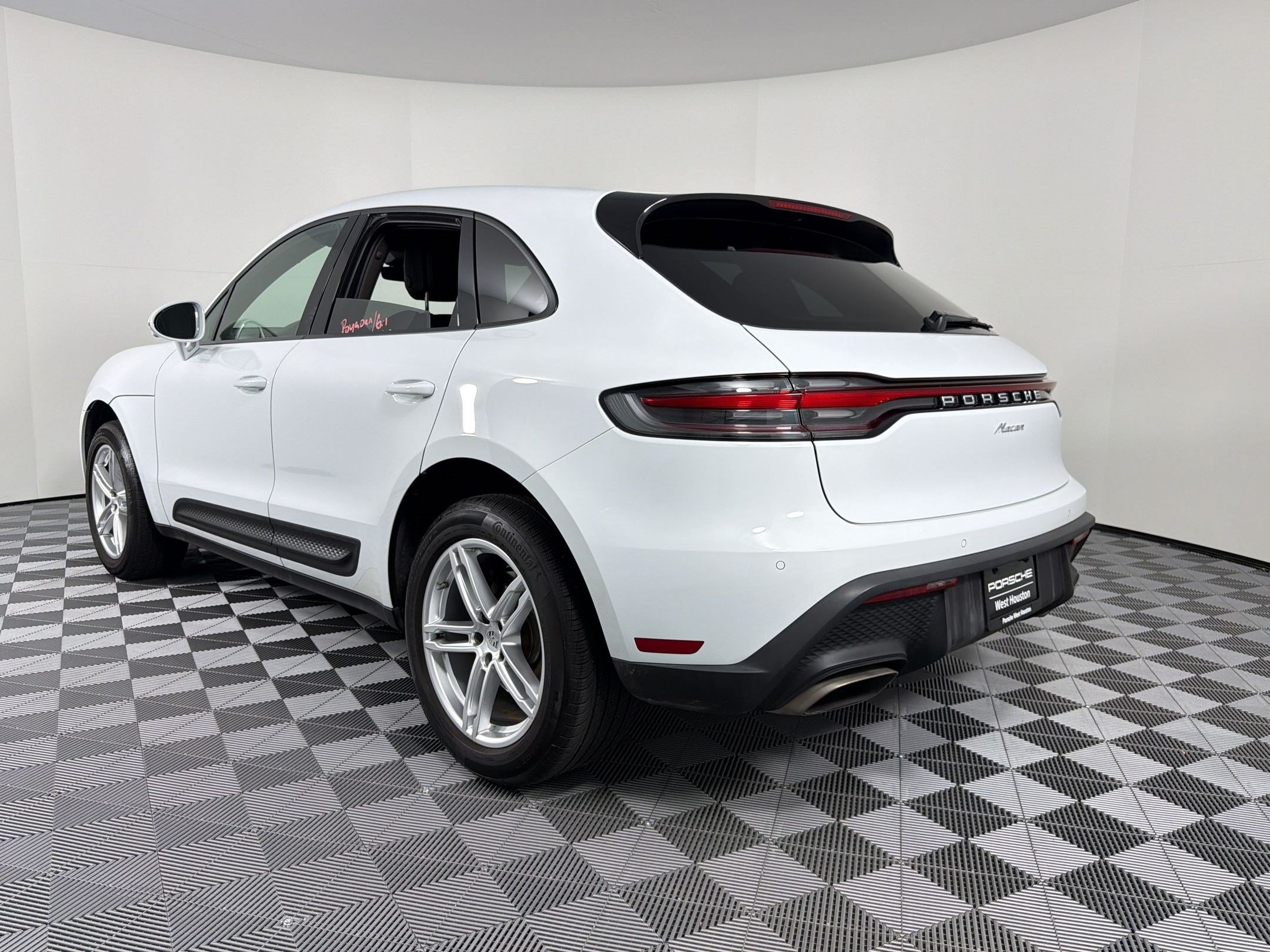 Certified 2022 Porsche Macan AWD/4WD image 3