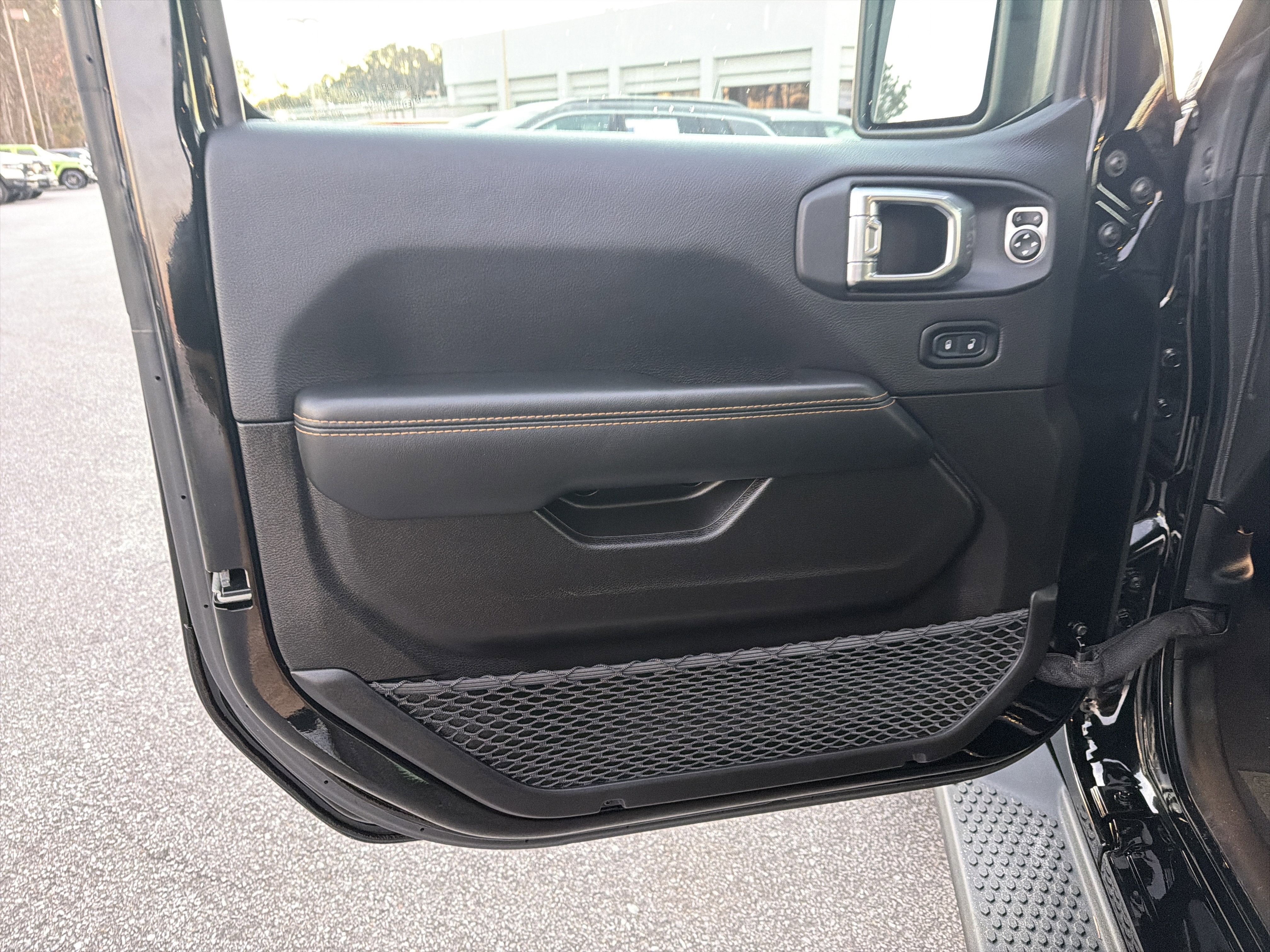 Used 2025 Jeep Wrangler Sahara image 11