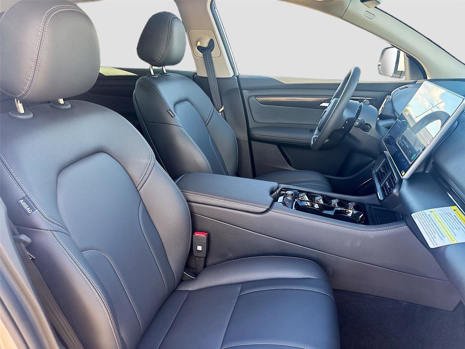 New 2025 VinFast VF 8 Eco image 28