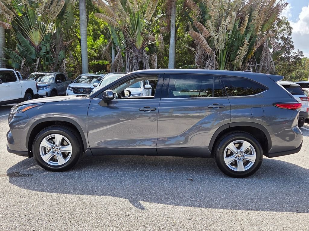 Used 2022 Toyota Highlander LE image 4