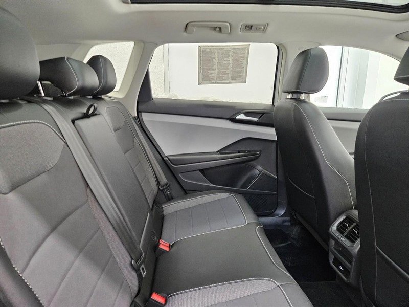 Used 2022 Volkswagen Taos SE w/ Panoramic Sunroof Package image 8