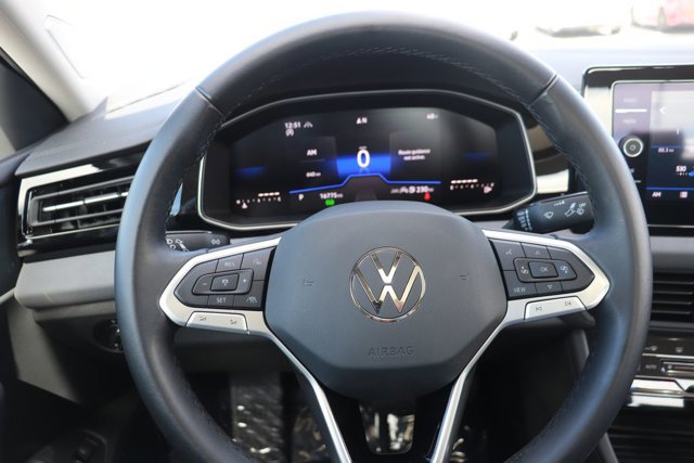 Used 2025 Volkswagen Jetta SE image 17