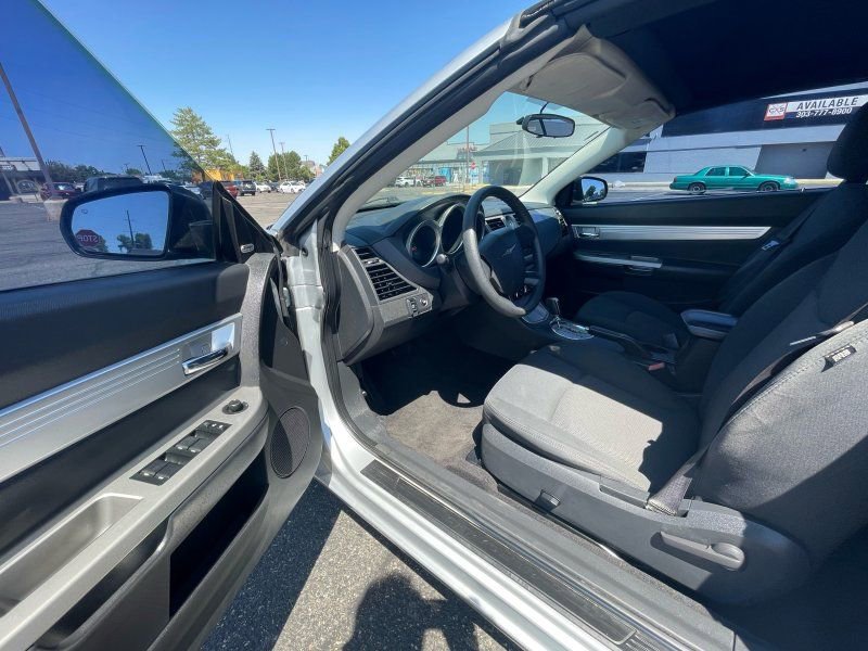 Used 2010 Chrysler Sebring Touring image 14