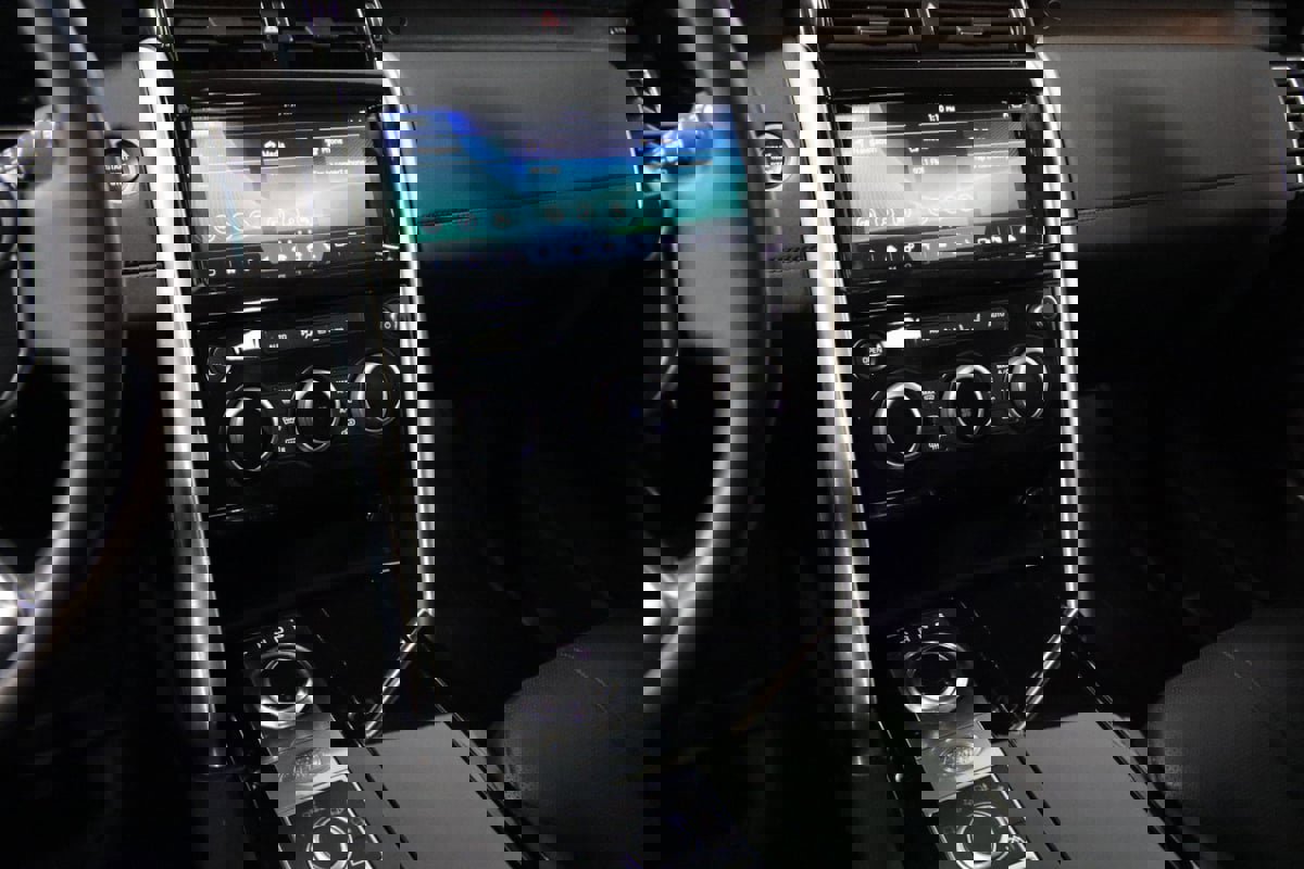 Used 2018 Land Rover Discovery HSE image 39