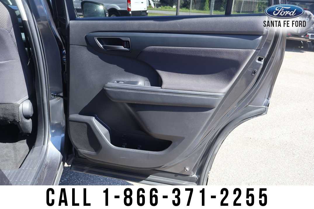 Used 2023 Toyota Highlander LE AWD/4WD image 30