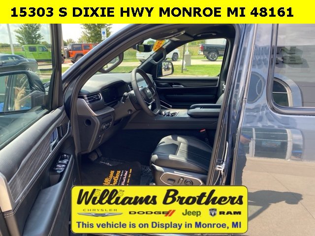 Used 2024 Jeep Wagoneer Series II w/ Flexible Seating Group image 9