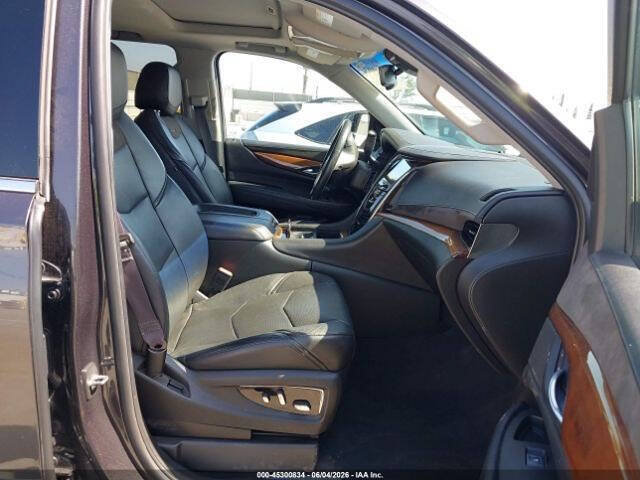 Used 2016 Cadillac Escalade Luxury RWD image 2