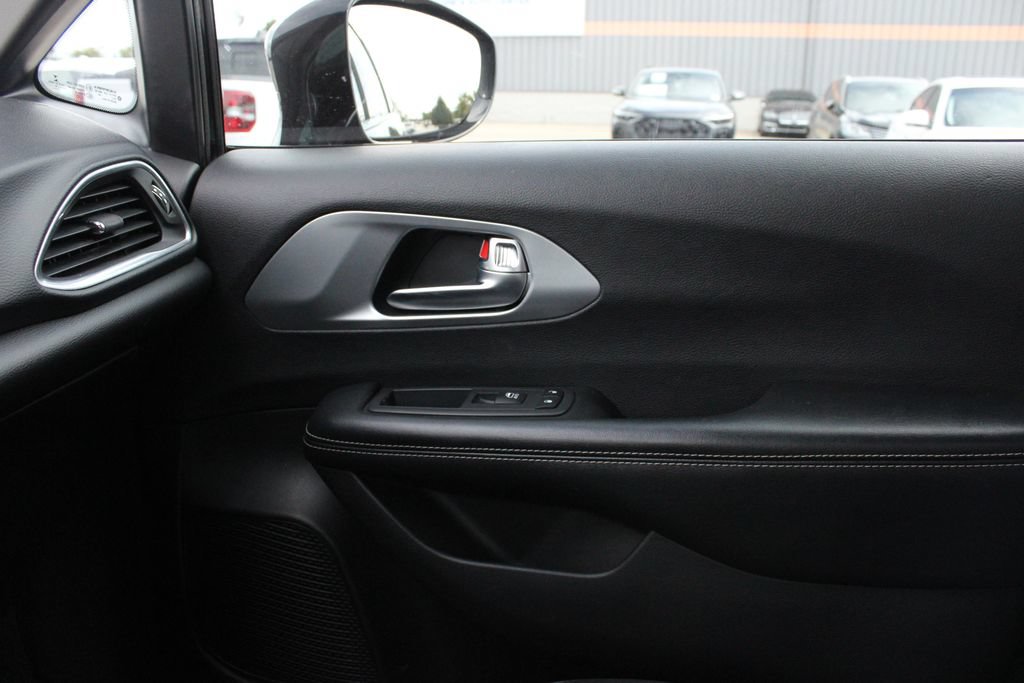 Used 2019 Chrysler Pacifica Touring-L Plus w/ S Appearance Package FWD image 18