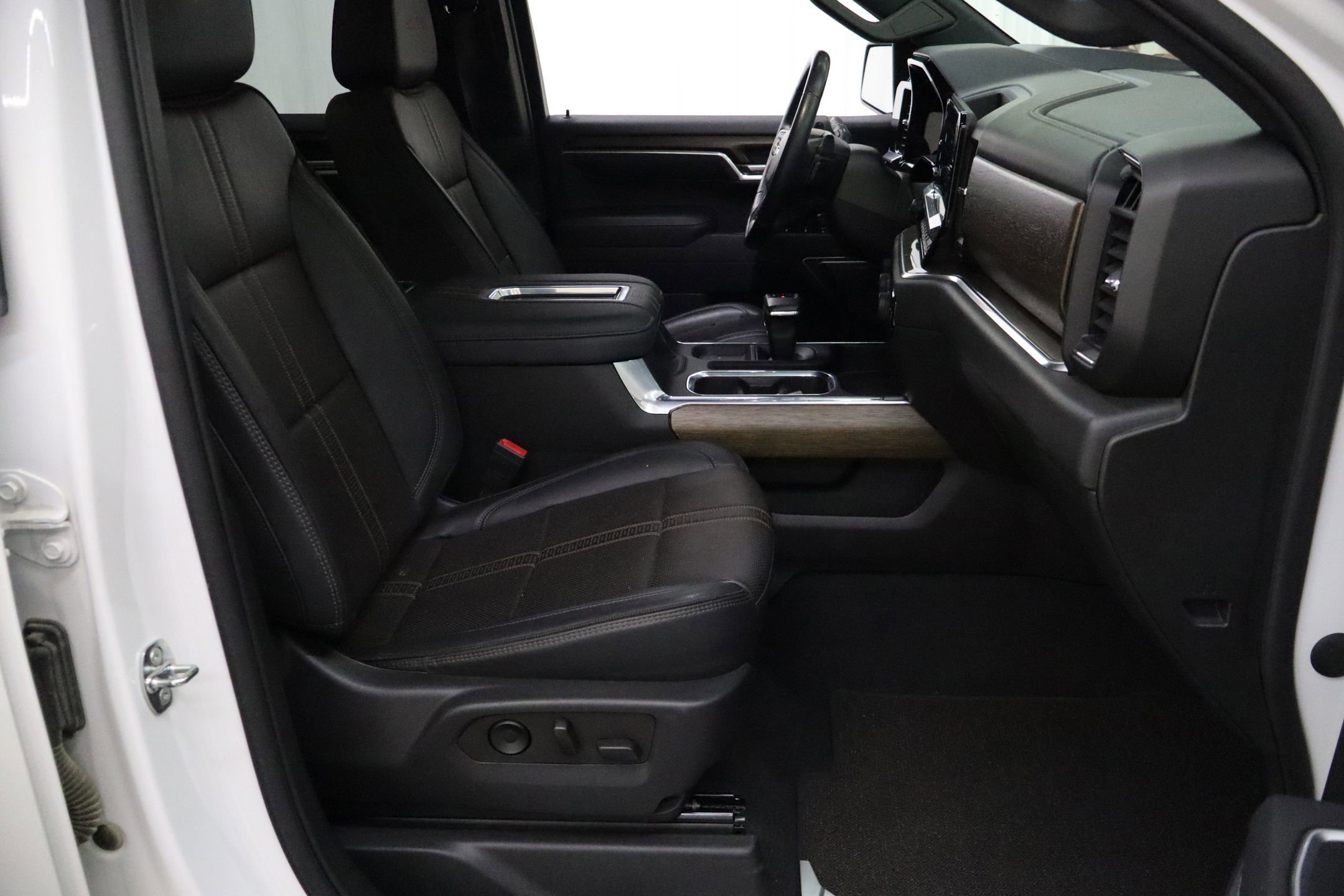 Used 2022 Chevrolet Silverado 1500 High Country w/ Technology Package image 30