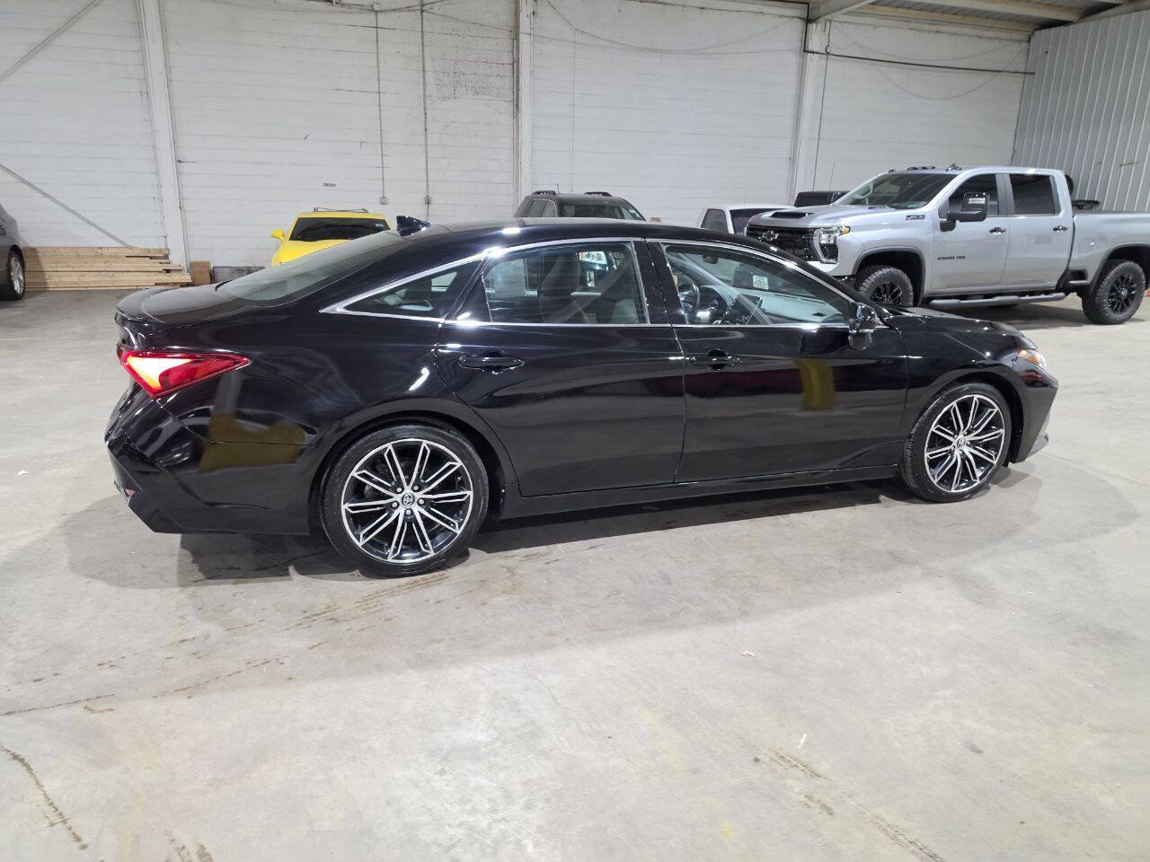 Used 2019 Toyota Avalon XSE w/ All Weather Liner Package FWD image 12