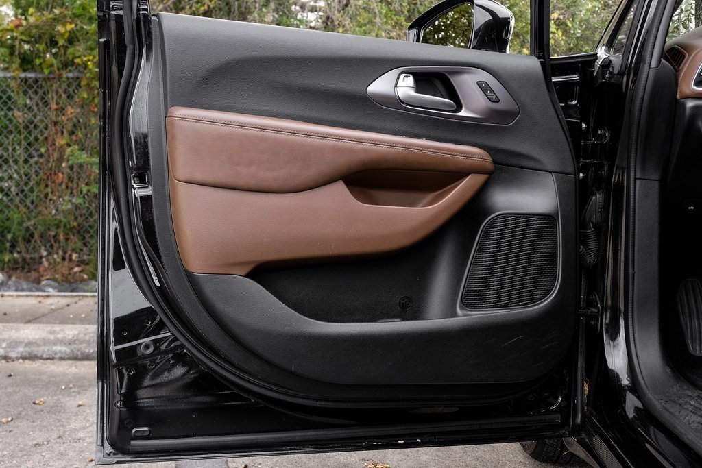 Used 2018 Chrysler Pacifica Limited image 59