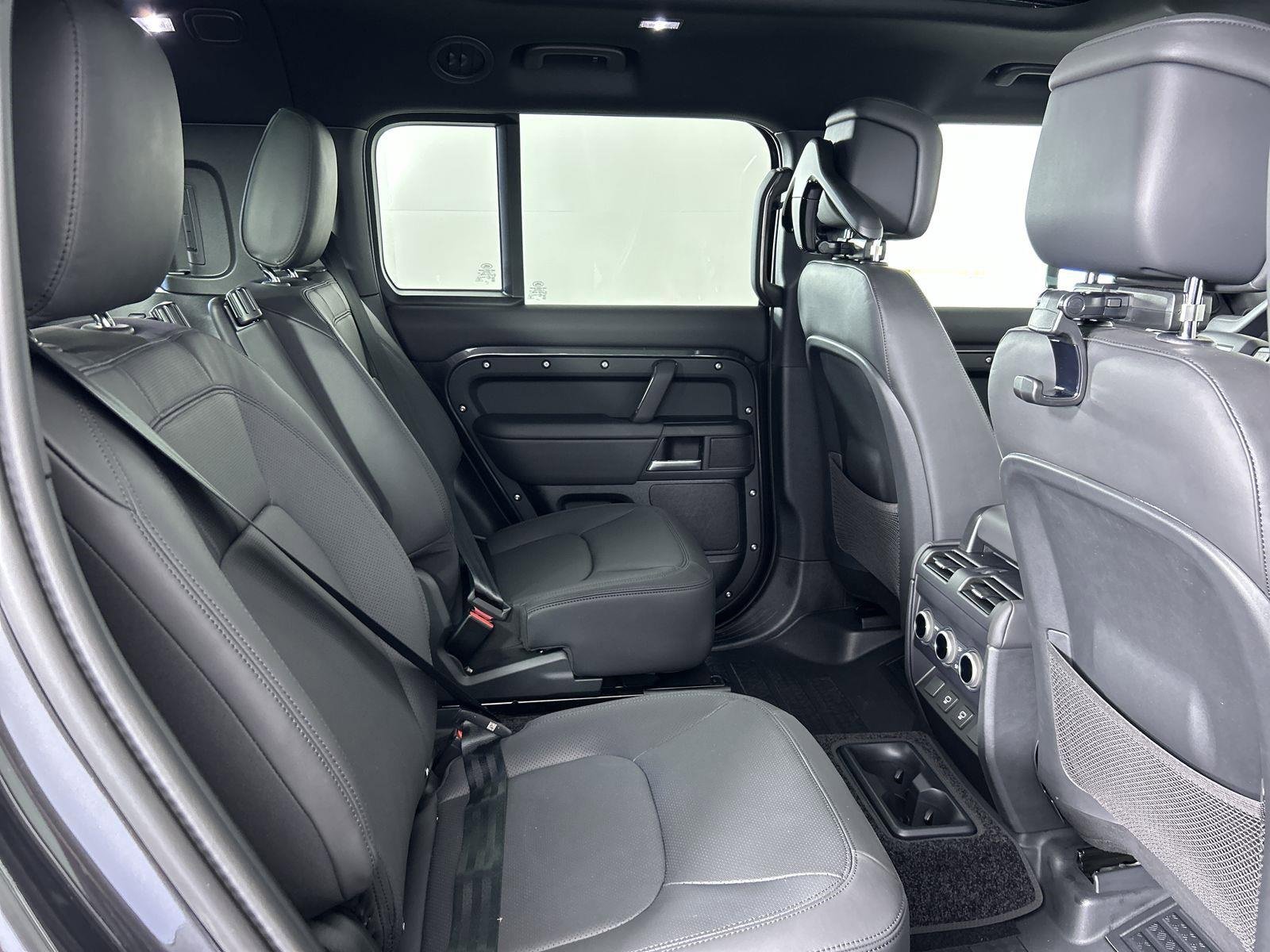 New 2025 Land Rover Defender 130 X-Dynamic SE image 31