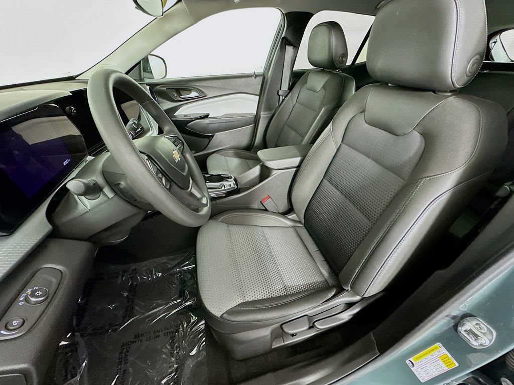 Used 2025 Chevrolet Trax LT FWD image 26