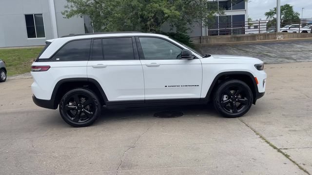 Used 2024 Jeep Grand Cherokee Limited w/ Black Appearance Package AWD/4WD image 9