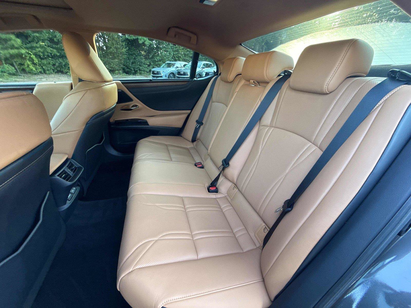 Used 2025 Lexus ES 300h Ultra Luxury w/ Accessory Package (Z2) FWD image 12