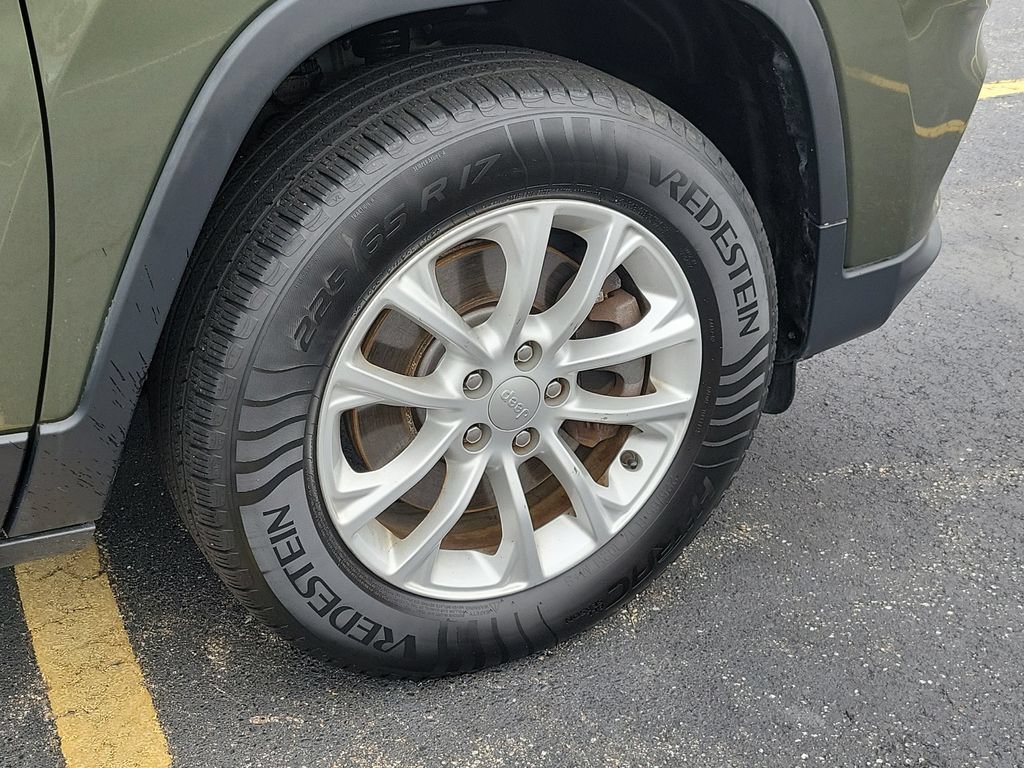 Used 2020 Jeep Cherokee Latitude w/ Cold Weather Group AWD/4WD image 6