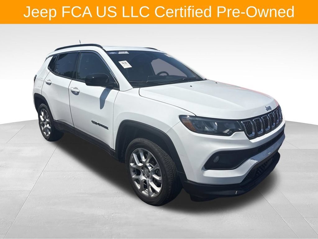 Used 2023 Jeep Compass Latitude w/ Sun and Sound Group AWD/4WD image 2