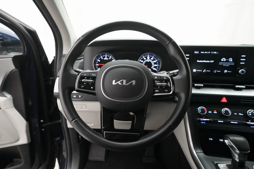 Certified 2024 Kia Carnival LX image 4