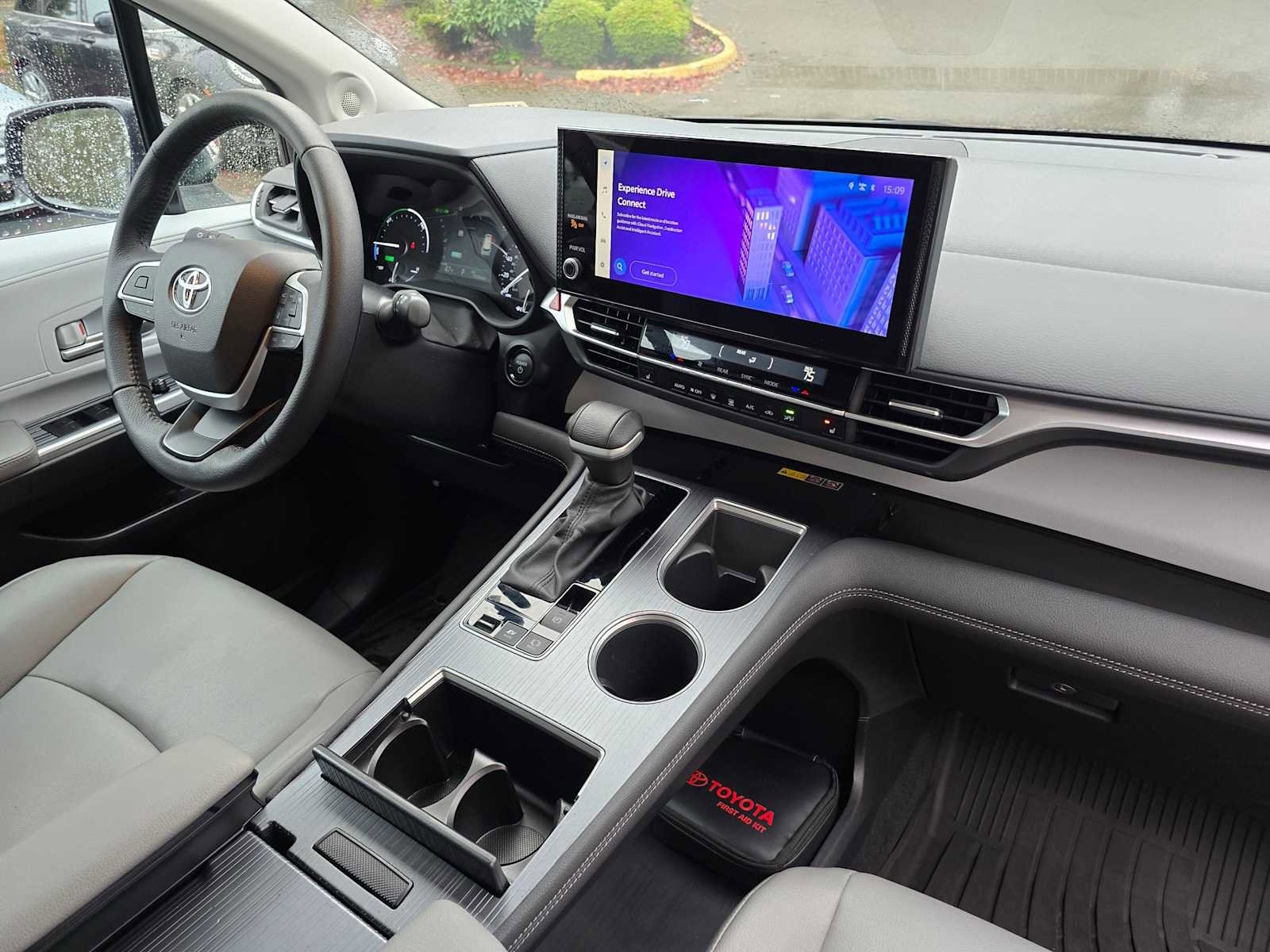 Used 2025 Toyota Sienna XLE image 10