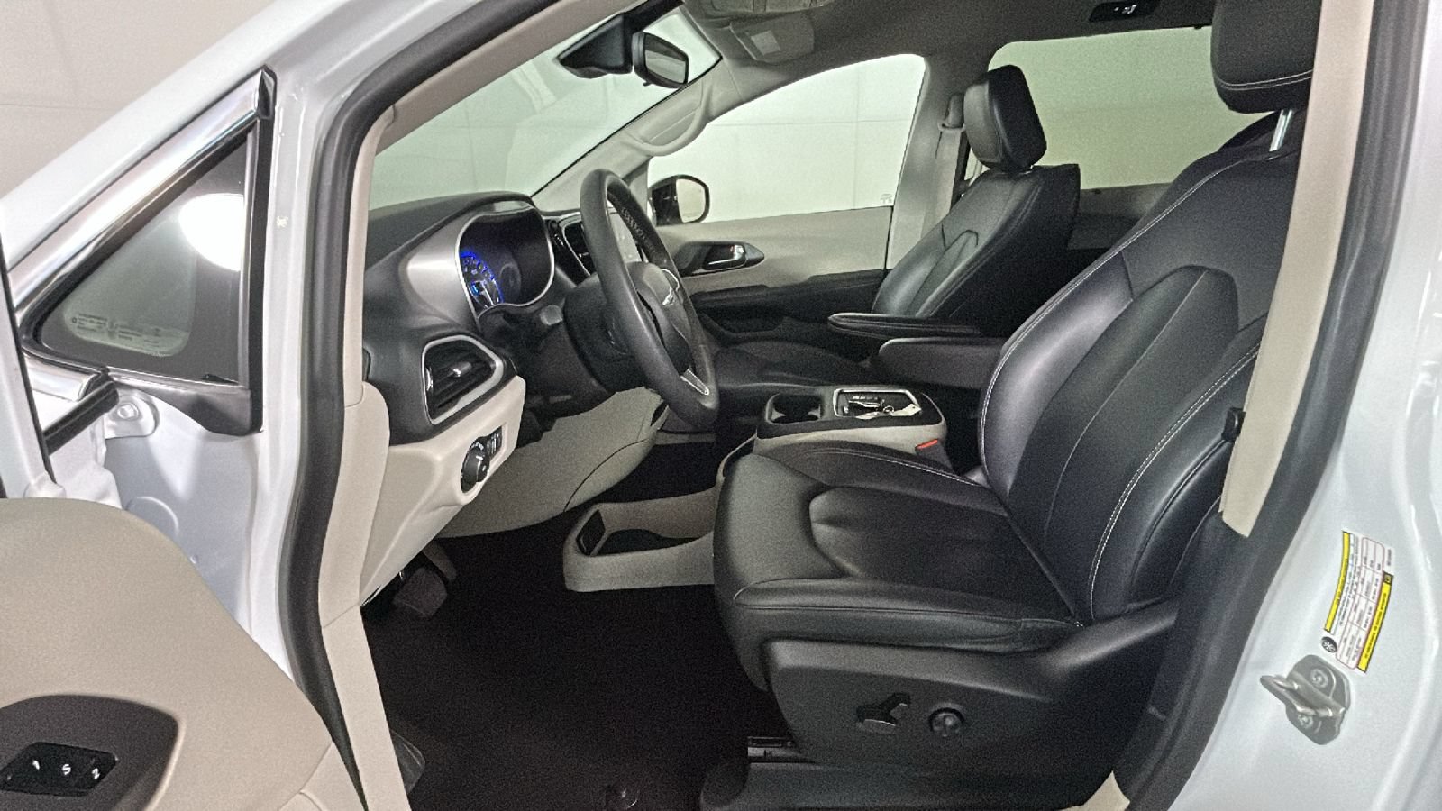 Used 2024 Chrysler Pacifica Touring-L FWD image 12