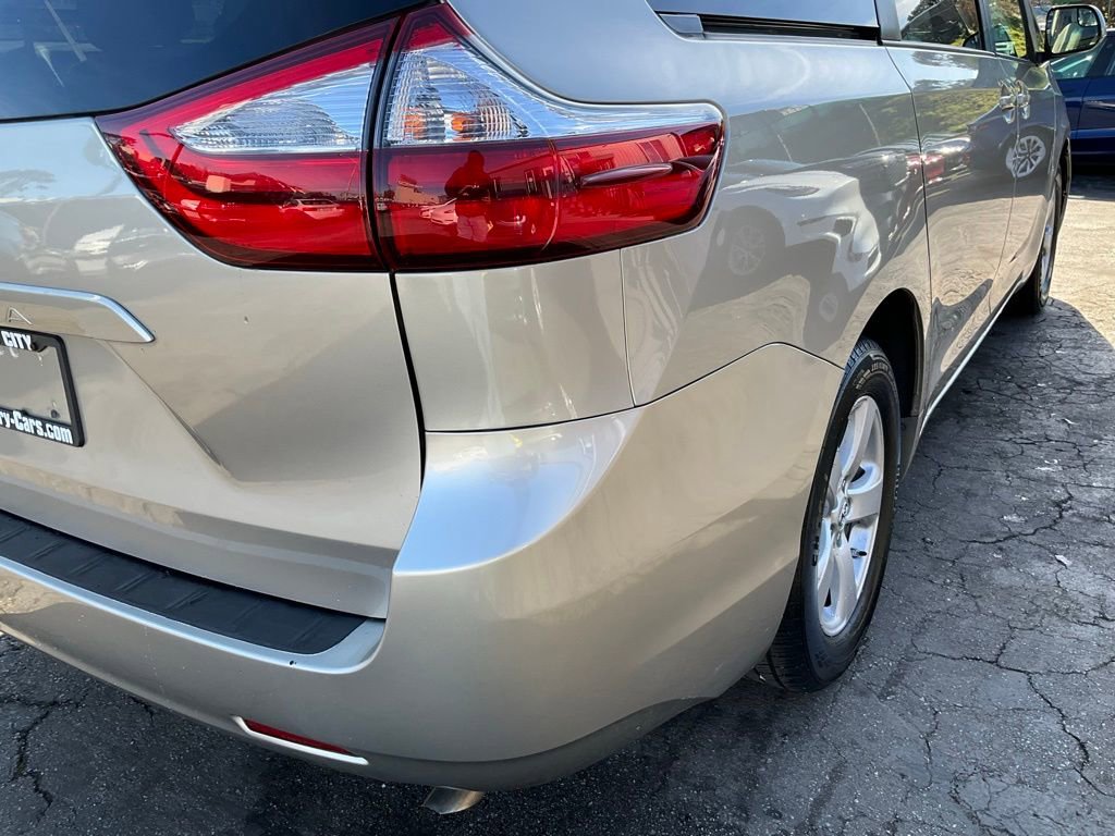 Used 2015 Toyota Sienna LE image 77