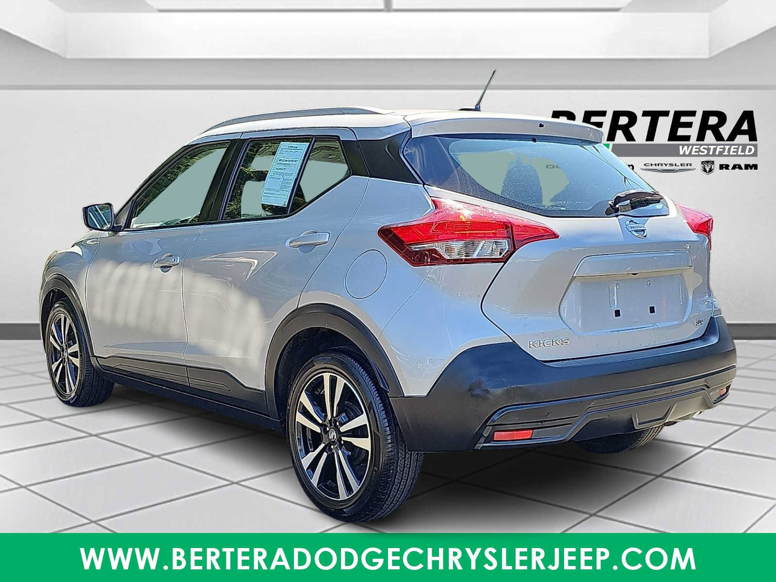 Used 2019 Nissan Kicks SV FWD image 4