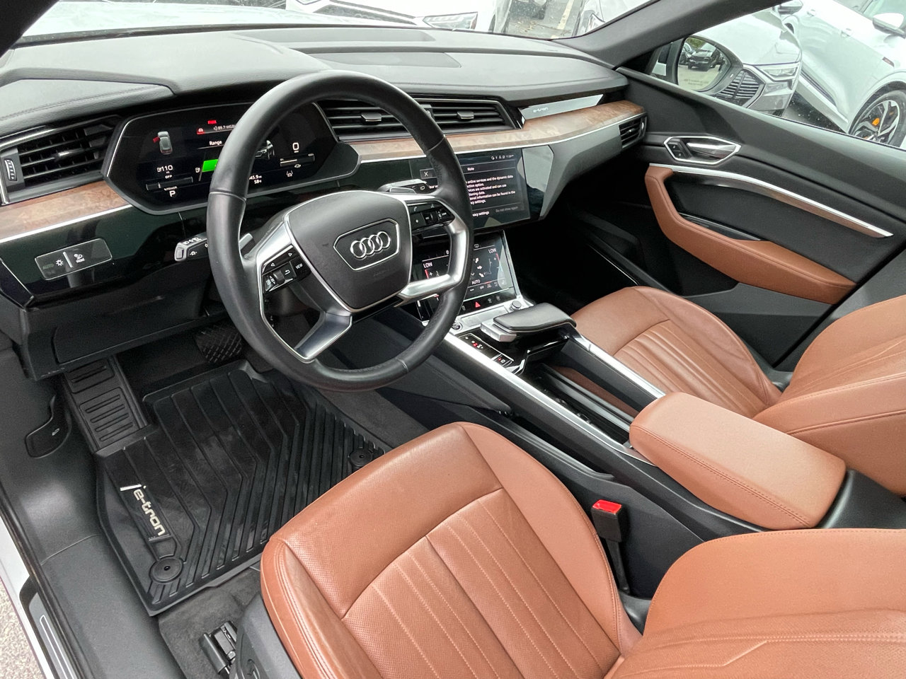 Used 2023 Audi e-tron Premium Plus w/ Premium Plus Package image 30