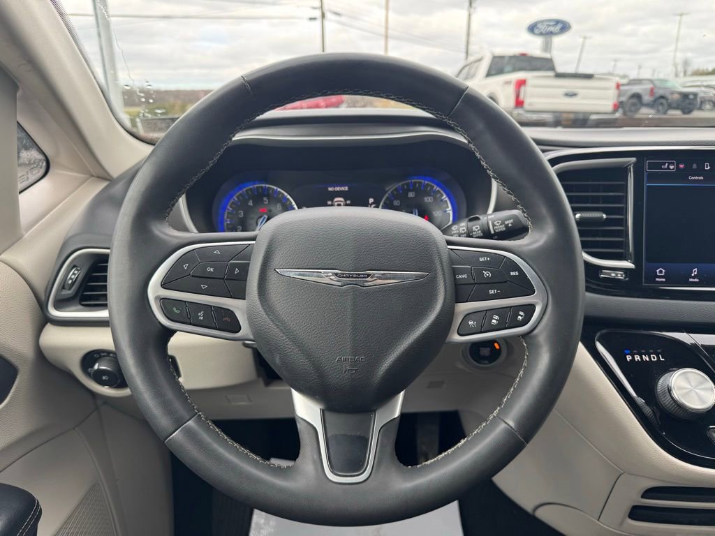 Used 2022 Chrysler Pacifica Touring-L image 18