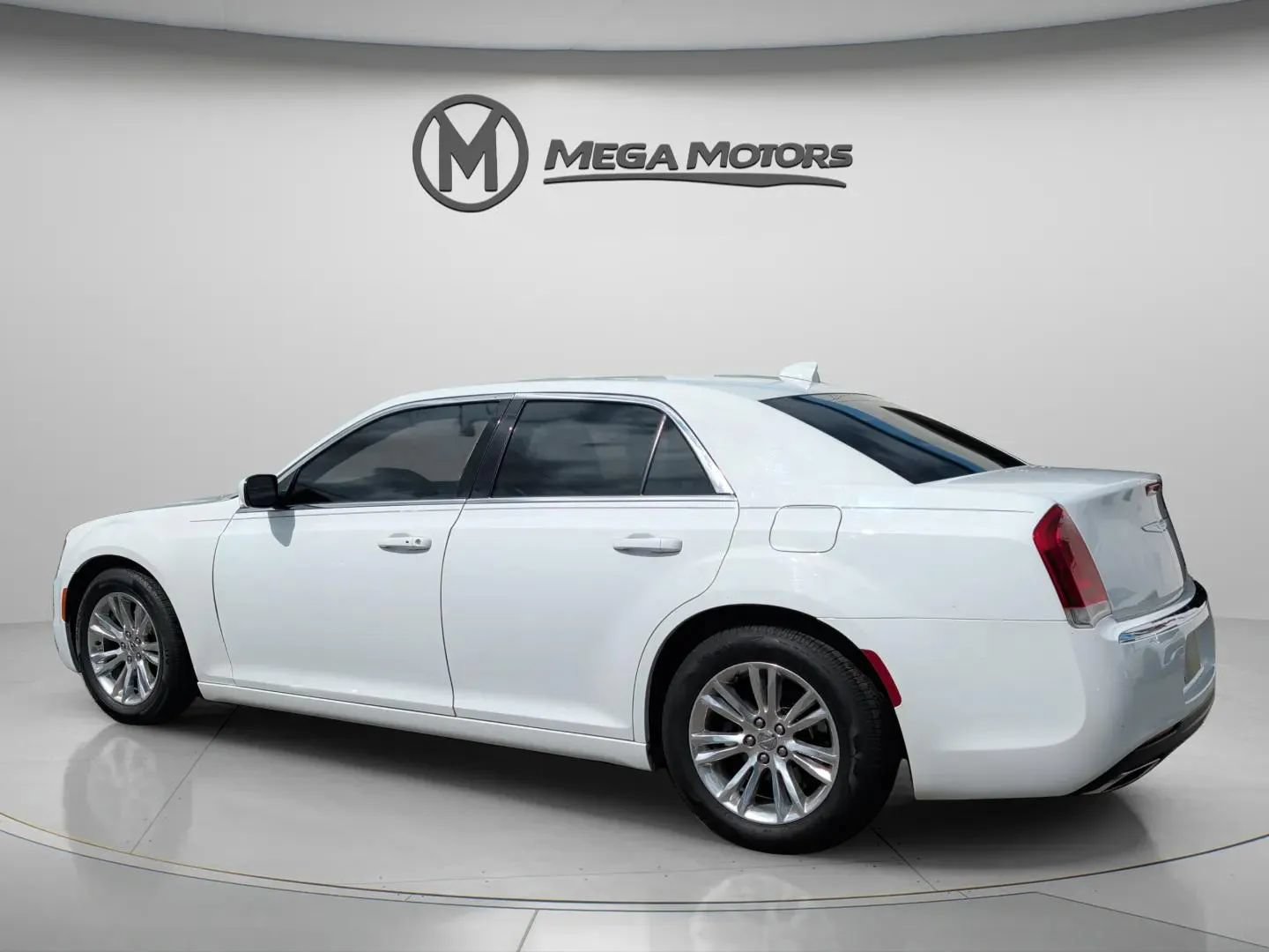 Used 2021 Chrysler 300 Touring w/ Driver Convenience Group RWD image 4