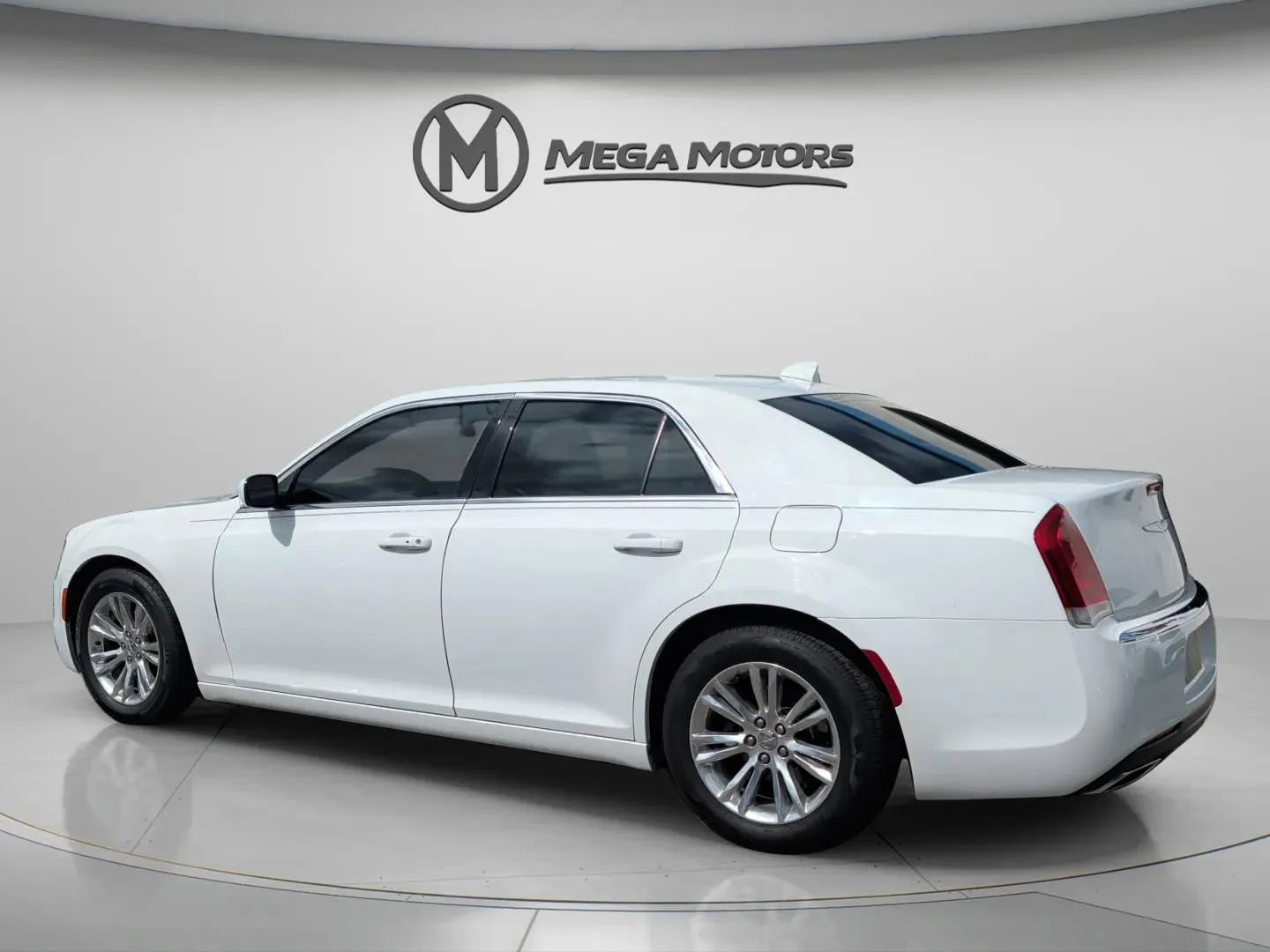 Used 2021 Chrysler 300 Touring w/ Driver Convenience Group image 4