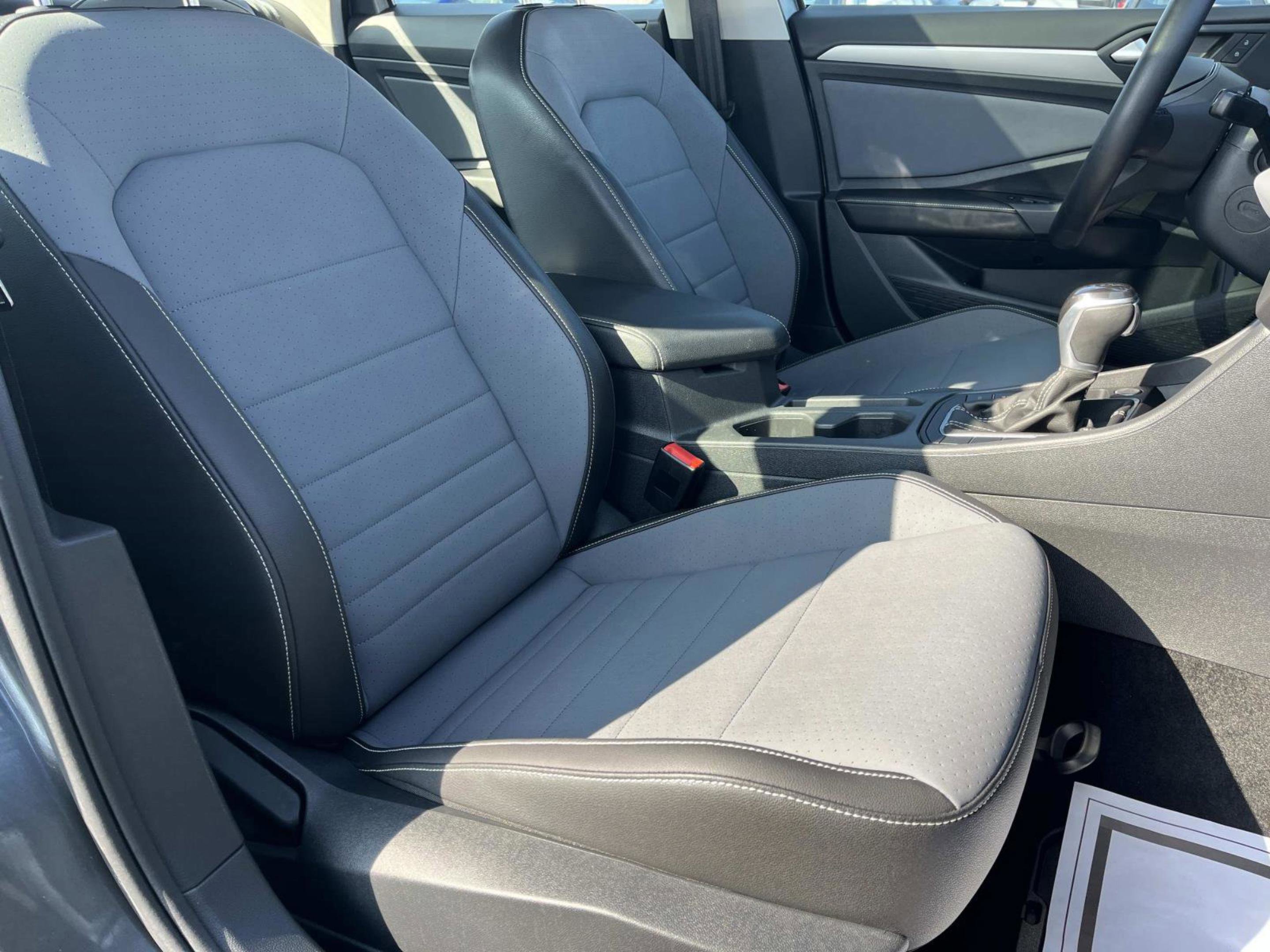 Used 2025 Volkswagen Jetta SE image 23