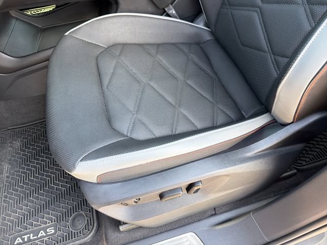 Used 2024 Volkswagen Atlas Peak Edition SE AWD/4WD image 21