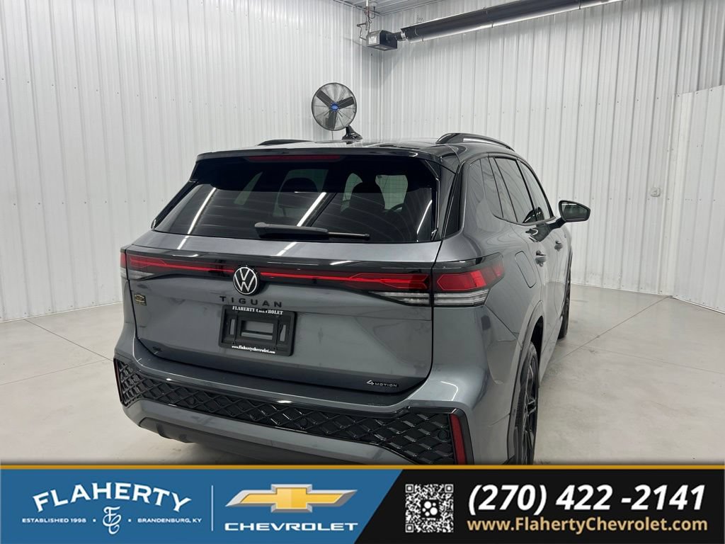 Used 2025 Volkswagen Tiguan SE R-Line AWD/4WD image 3