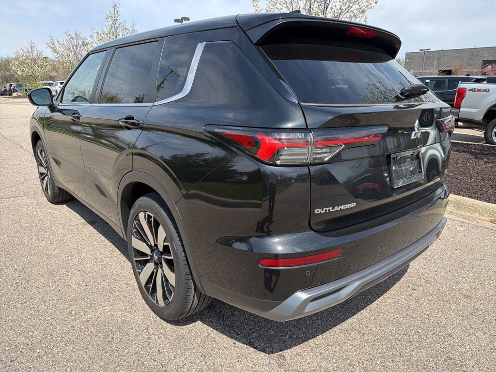 Used 2025 Mitsubishi Outlander SE AWD/4WD image 3