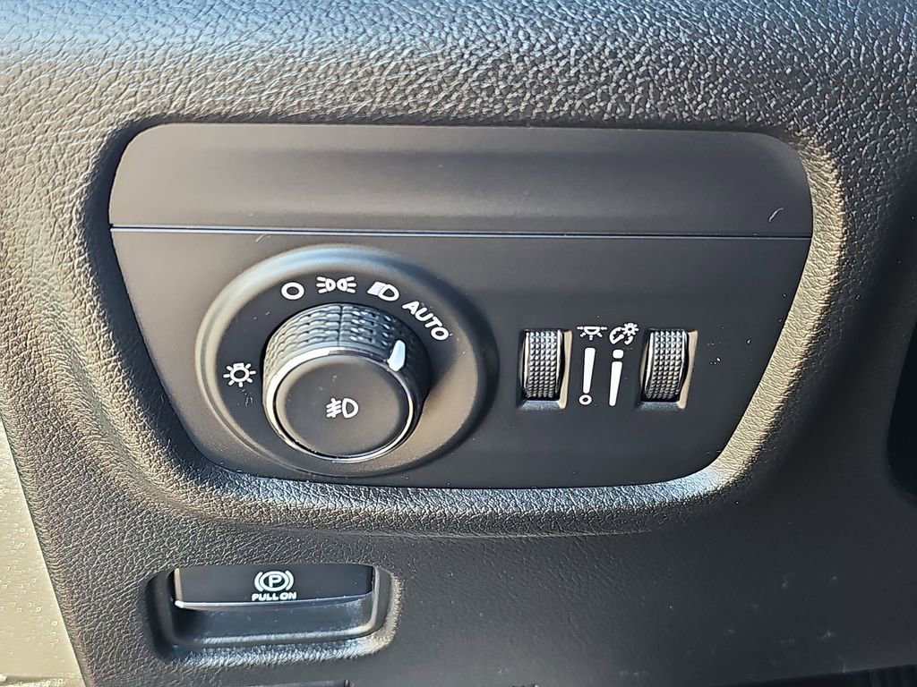 Used 2023 Jeep Grand Cherokee Limited w/ Black Appearance Package image 27