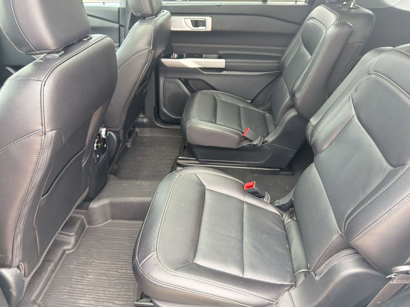 Used 2023 Ford Explorer Limited w/ Limited Technology Package RWD image 23