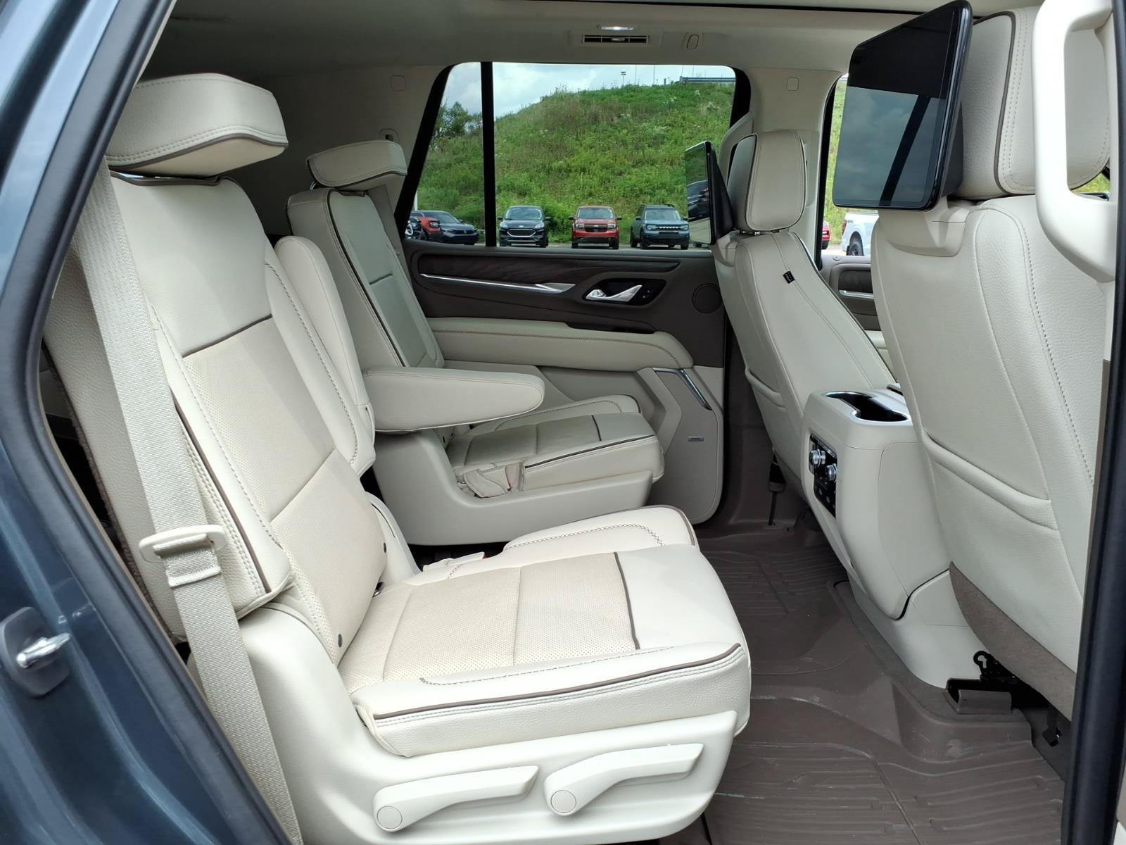 Used 2021 GMC Yukon Denali w/ Denali Ultimate Package AWD/4WD image 8