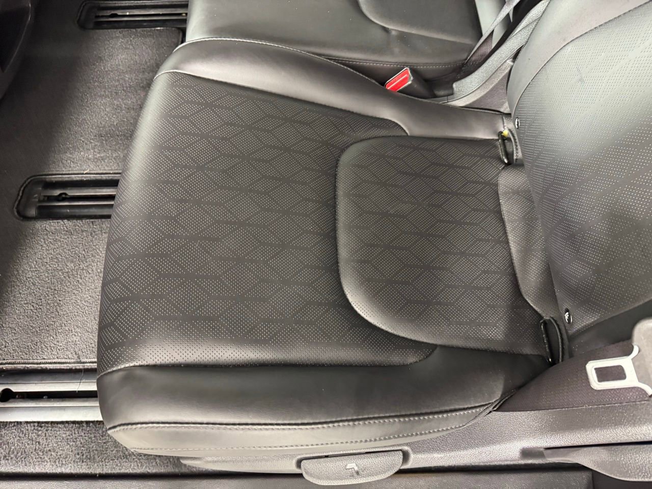 Used 2023 Kia Carnival LX image 28