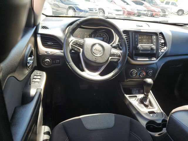 Used 2018 Jeep Cherokee Latitude w/ Altitude Package FWD image 11